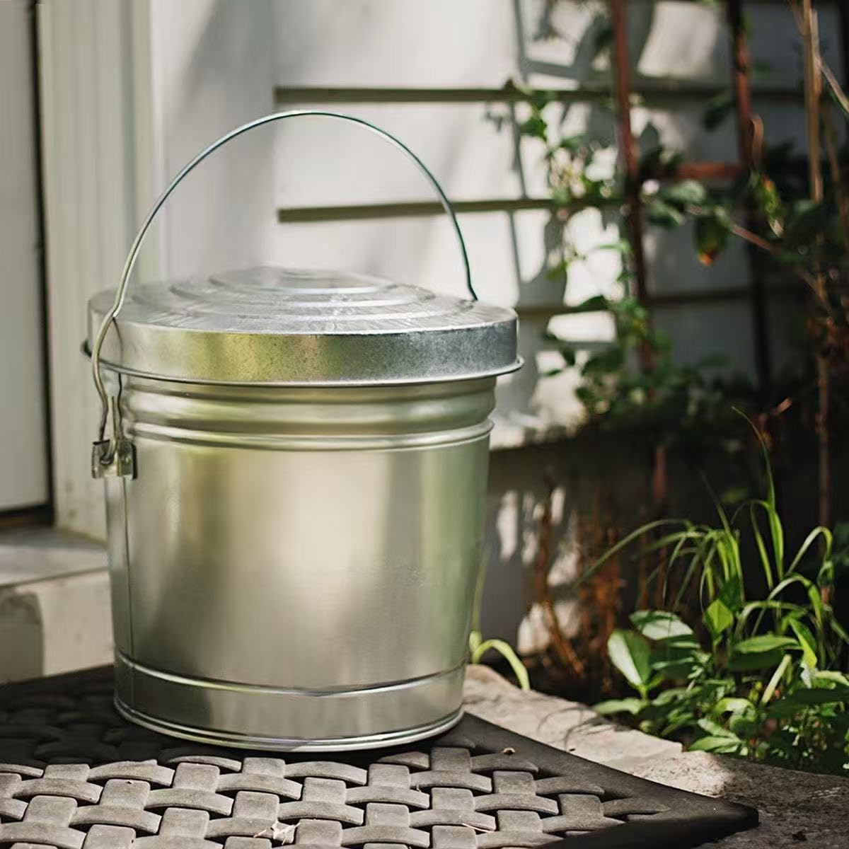 6 Gal Galvanized Steel Can with Locking Lid N613